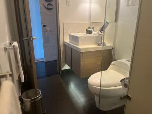波哥大8010 Urban Living- Luxury Home Experience的浴室配有白色卫生间和盥洗盆。