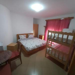 斯特鲁加Vila Bolonja的一间卧室设有两张双层床和一张桌子