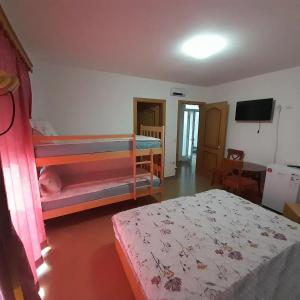 斯特鲁加Vila Bolonja的一间卧室配有两张双层床和电视