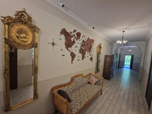 叶尔加瓦Hotel Kārklu Muiža的墙上有一张世界地图的房间