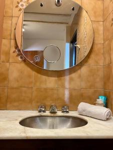 门多萨Open House Hostel的浴室内的盥洗盆和镜子