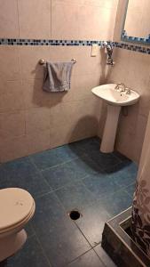 迈普Simple y cálido departamento的一间带水槽和卫生间的浴室