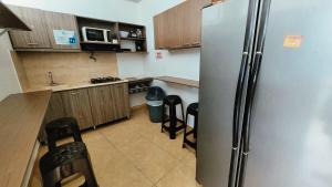 圣安德烈斯Hotel Olas的厨房配有不锈钢冰箱和橱柜