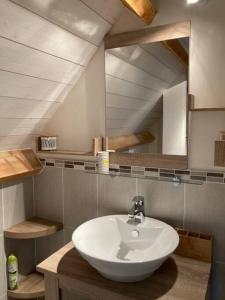 滨海维莱Studio entre Mer et Campagne的浴室设有白色水槽和镜子