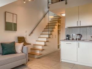斯图加特TheServiced - Design Apartments的带沙发和楼梯的客厅