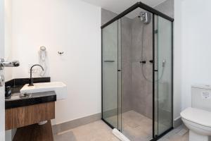 圣保罗Charlie Hotel Atmosfera Paulista的带淋浴和盥洗盆的浴室