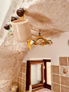 因帕拉Il trullo di Rosa的浴室天花板上的灯