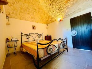 因帕拉Il trullo di Rosa的一间卧室设有一张床和黄色的天花板