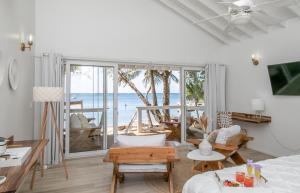 罗阿坦Luna Beach Luxury Boutique Beach Front Resort的海景客厅
