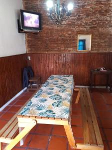 罗萨里奥Alojamiento hostel Lodeolga "La Florida"的带平面电视的客房内的一张床位