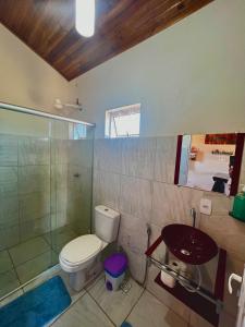 戈亚斯州上帕莱索Chalé Uyuni的浴室配有卫生间、盥洗盆和淋浴。
