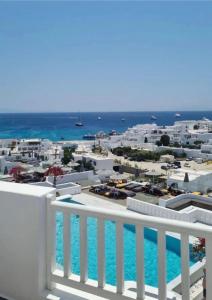 普拉迪斯亚罗斯The George Hotel Mykonos的从度假村的阳台上可欣赏到海景