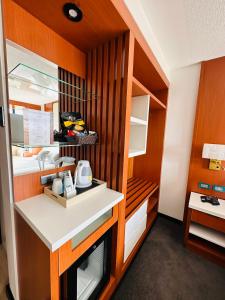阿雷基帕OQ MIRADOR CLASSIC - AIRPORT的厨房配有木制橱柜和台面