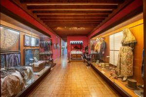 卢克桑图艾里德卢克酒店的博物馆的走廊,陈列着许多衣服