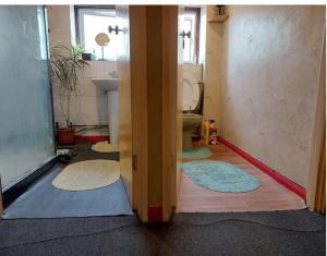 巴塞尔顿Basildon House的浴室设有卫生间,地板上铺有4地毯。