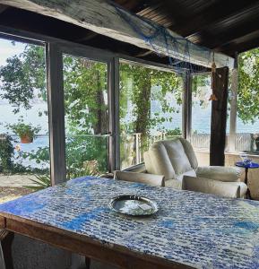 佩拉La terrazza sul lago的水景客房 - 带桌子