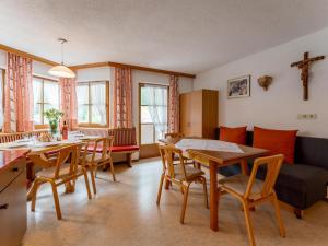 卡普尔Ferienhaus Dias的客厅配有桌椅和沙发