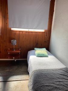 科洛尼亚-德尔萨克拉门托Casa Calma的小房间,配有一张带投影屏幕的床