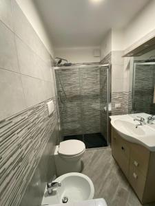 萨萨里Suite GuestHouse a pochi passi dal mare的浴室配有卫生间、盥洗盆和淋浴。