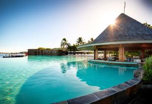 普纳奥亚Te Moana Tahiti Resort的度假村的游泳池,带凉亭