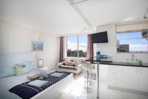 悉尼'Bondi Fairview' Coastal Panorama with Balcony的客房设有一张床和一个带水槽的厨房