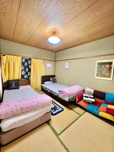 宫崎Shirahama Harbor的一间带两张床和一张沙发的卧室