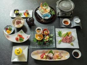 雾岛市Kirishima Momijidani Seiryuso的桌上的一组食物