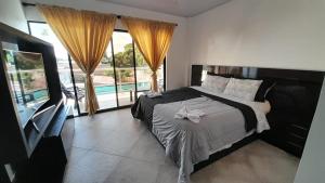 马里基塔Katara Boutique Hotel的一间卧室设有一张床和一个大窗户