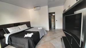 马里基塔Katara Boutique Hotel的一间卧室配有一张床和一台平面电视