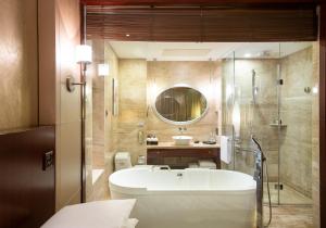 北京北京海航大厦万豪酒店的带浴缸、水槽和镜子的浴室