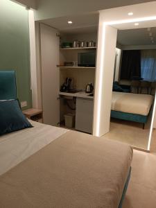 巴里APARTMENT ANDROMEDA的一间卧室配有一张床和一张书桌