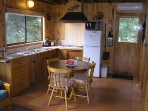GembrookCarinya Park的厨房配有桌子和白色冰箱。