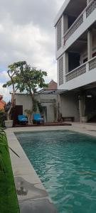坎古The Breeze Stay and Surf Canggu Bali的大楼前的游泳池