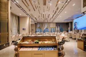 礁溪沐恩国际温泉渡假饭店的宴会厅,配有桌椅