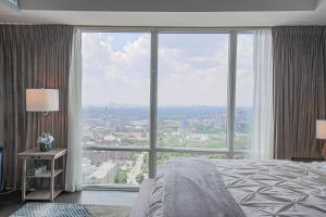 多伦多Luxury view in Toronto Downtown 3 Bedroom 2.5 Bathroom 1 Parking的卧室设有大窗户,享有城市美景。