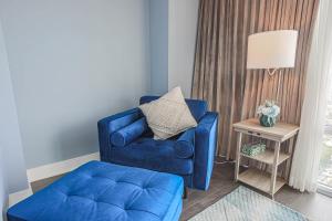 多伦多Luxury view in Toronto Downtown 3 Bedroom 2.5 Bathroom 1 Parking的客厅里设有一张蓝色椅子和一张凳子