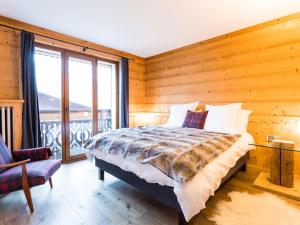 莫尔济讷Chalet Morzine, 6 pièces, 10 personnes - FR-1-754-5的一间卧室配有一张木墙床