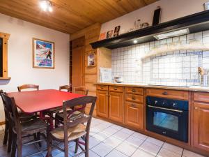 莫尔济讷Chalet Morzine, 6 pièces, 10 personnes - FR-1-754-5的厨房配有桌子、桌子和炉灶。