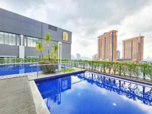 吉隆坡Pavilion Kuala Lumpur 1BR 4-6Pax View Menara 118 by MOJI HOME的建筑物屋顶上的游泳池