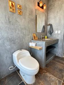 特隆戈内斯Casa Jasmin Bed & Breakfast的浴室配有白色卫生间和盥洗盆。