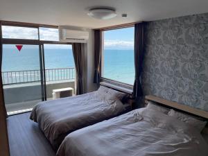 南知多Support Inn Minami-Chita Annex Hamachaya的海景客房 - 带两张床