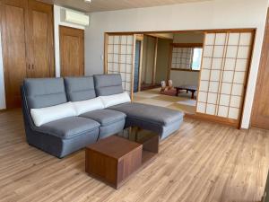 南知多Support Inn Minami-Chita Annex Hamachaya的客厅配有沙发和桌子