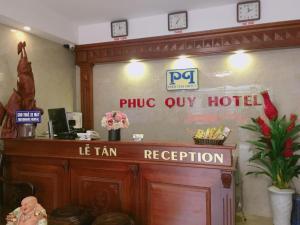 河内Phúc Quý Hotel - 149B Lê Duẩn - by Bay Luxury的饭店的接待台