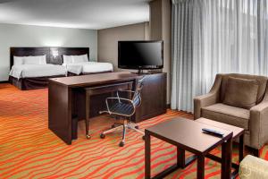 圣克劳德圣克劳德万怡酒店的酒店客房配有一张床和一张带电脑的书桌