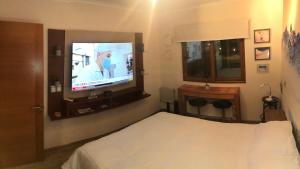 Lo BarnecheaDepartamento residencial Valle Nevado的酒店客房,配有床和电视