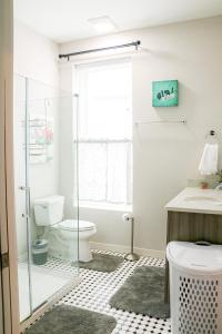 查塔努加Cityscape 2 -Sleep 7的一间带卫生间和玻璃淋浴间的浴室