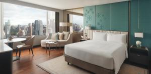 曼谷曼谷洲际酒店的一间带大床的卧室和一间客厅