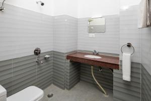 达兰萨拉Vella Marina Group of hotels Mcleodgunj的一间带水槽和卫生间的浴室
