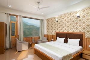 达兰萨拉Vella Marina Group of hotels Mcleodgunj的一间卧室设有一张床和一个大窗户