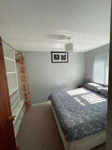 考斯Harbour view的一间卧室设有一张床和一个窗口